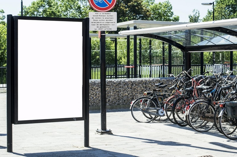 gablota reklamowa obok wiaty rowerowej