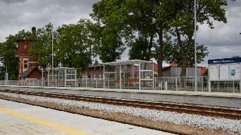 Nowo powstałe perony linii kolejowej 210
